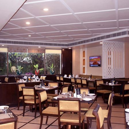 La Place Sarovar Portico Lucknow Buitenkant foto