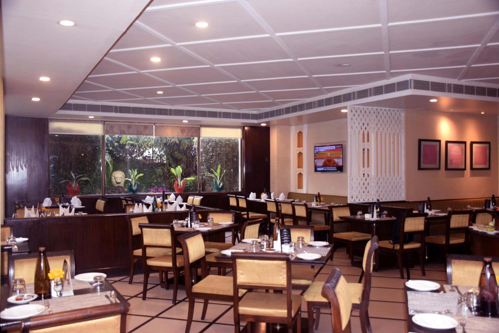 La Place Sarovar Portico Lucknow Buitenkant foto