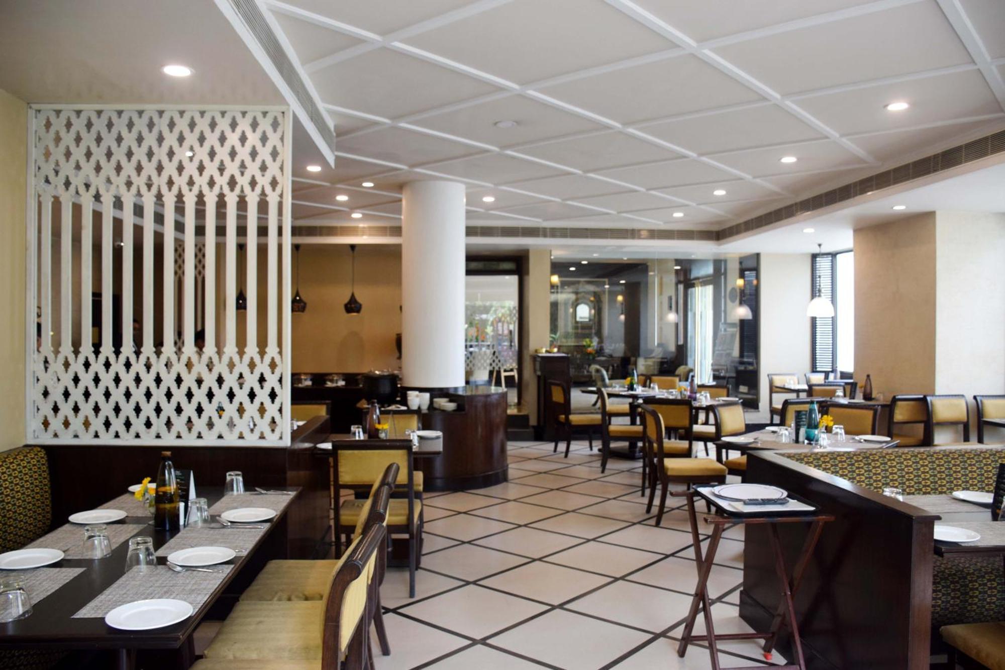 La Place Sarovar Portico Lucknow Buitenkant foto
